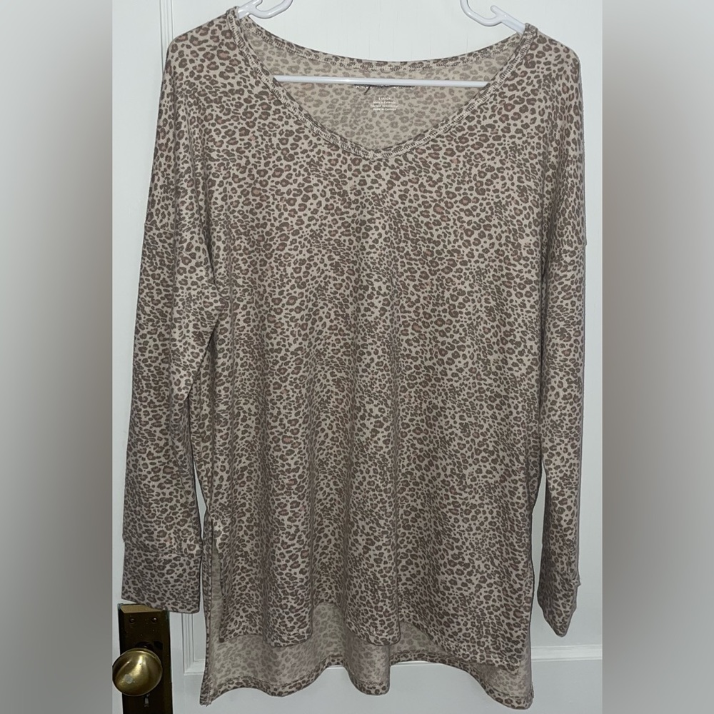 American Eagle Leopard Print Soft and Sexy Long-Sleeve V-Neck Shirt - Size: S